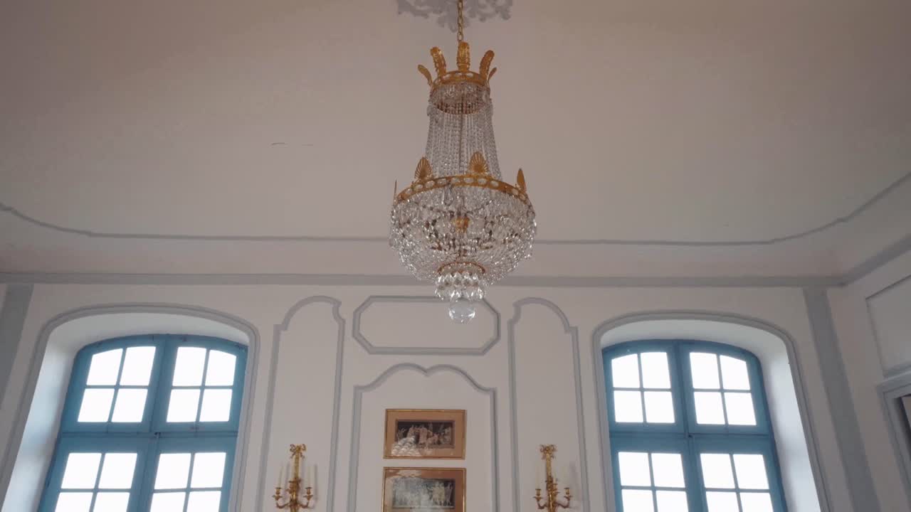 Kronleuchter Montgolfière mit Pampillen im Empirestil