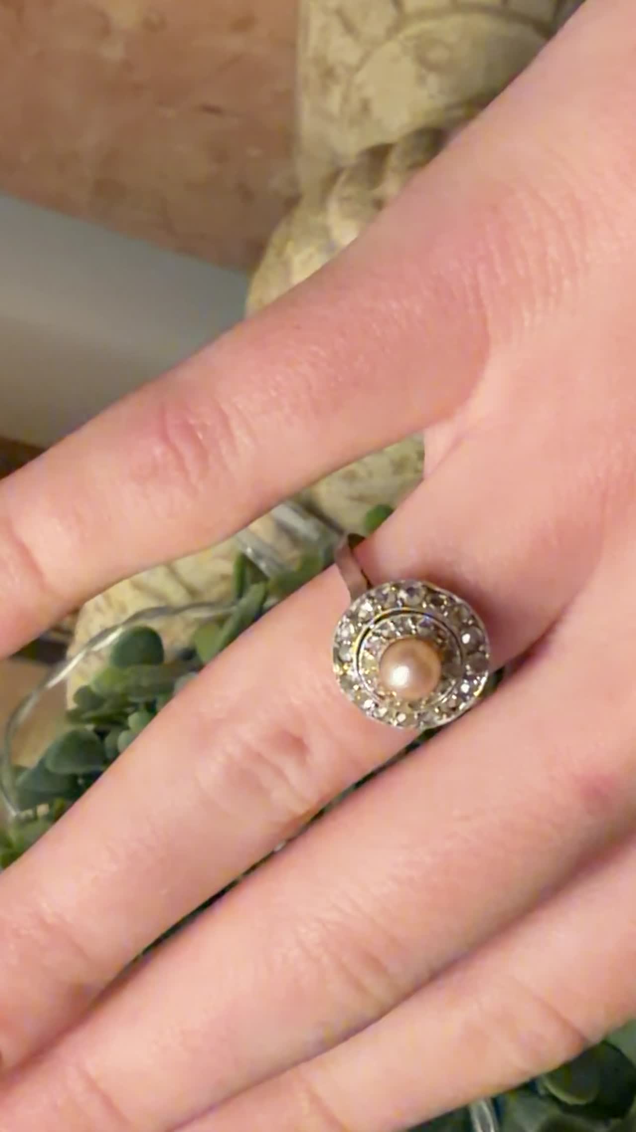Ring in gold, platinum, natural pearl and diamonds