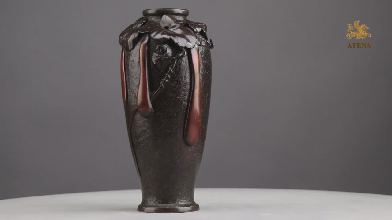 JAPAN, MEIJI PERIOD (1868-1912) : BRONZE VASE WITH SHADED BROWN PATINA